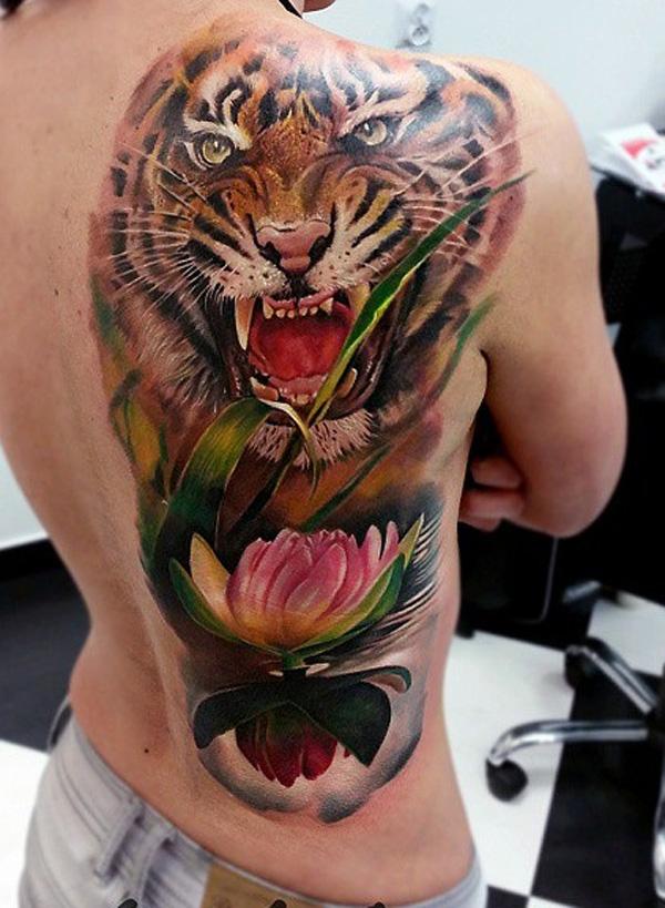 Realistisches Lotus und Tiger Gesicht Tattoo am halben Rücken