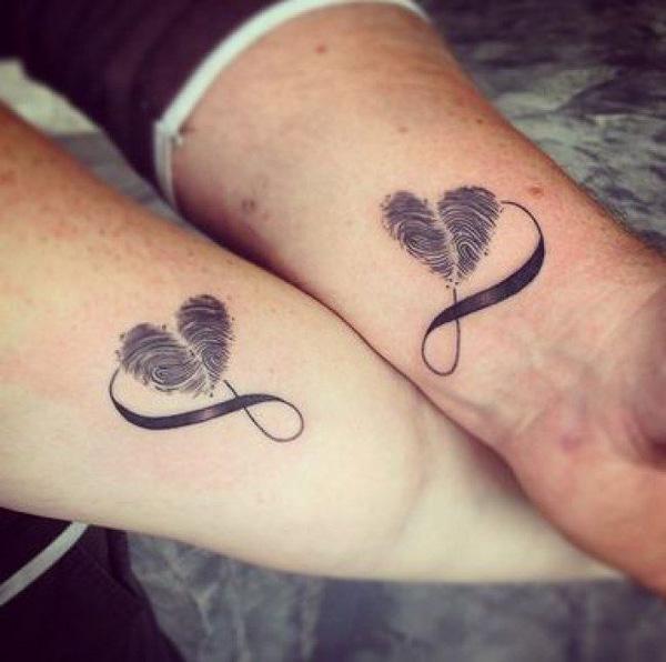 Paar mit passenden Infinity Hearts Tattoo am Handgelenk