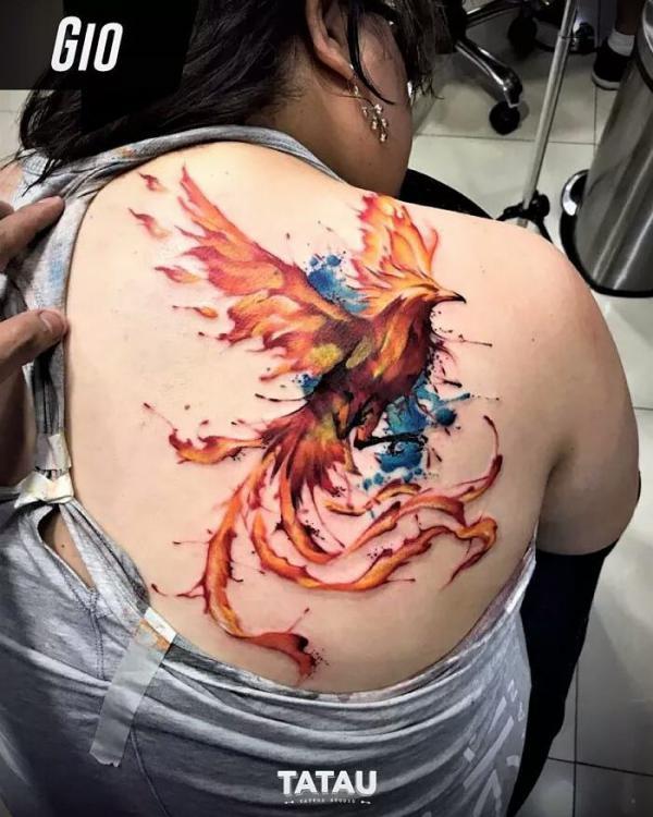 Wattrcolor Tattoo Pheonix am Rücken für Frauen