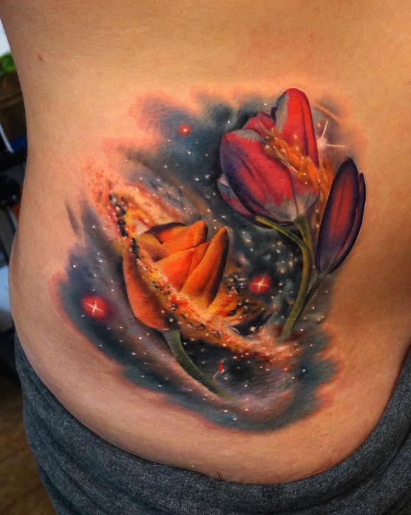 Galaxy mit Blumen-Seitentattoo