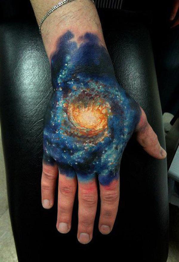 Weltraum Hand Tattoo