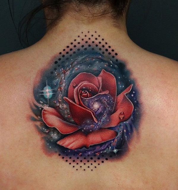 Galaxy mit Rosen-Rücken-Tattoo