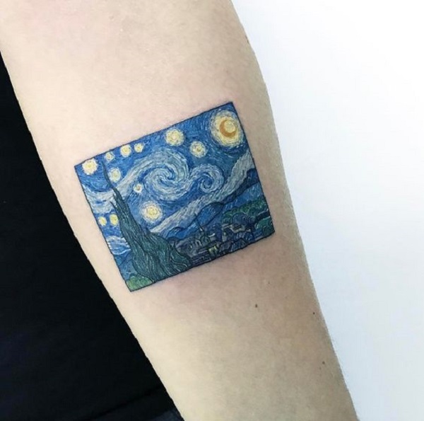 Vincent van Gogh tetuje Hvězdnou noc na vnitřní paži