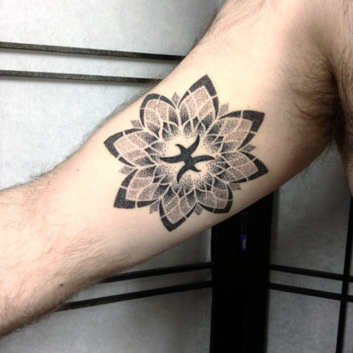 Blumen-Herren-Dotwork-Fische-Innenarm-Bizeps-Tattoos