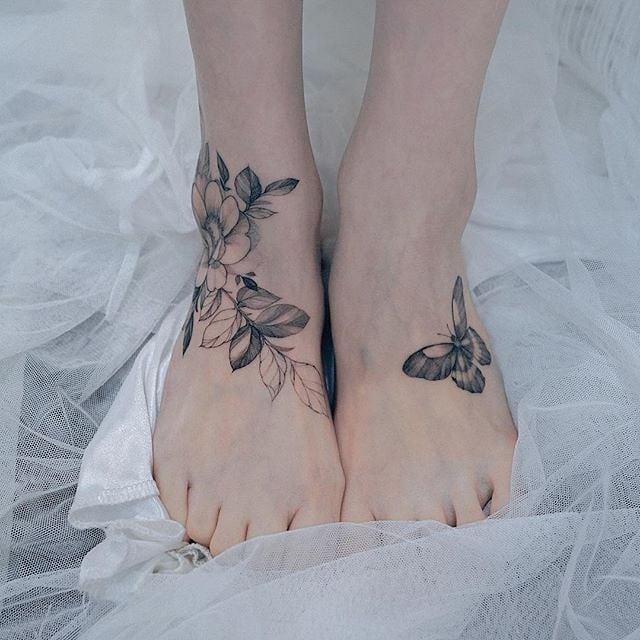 Blumen und Schmetterling passende Tattoos an den Füßen