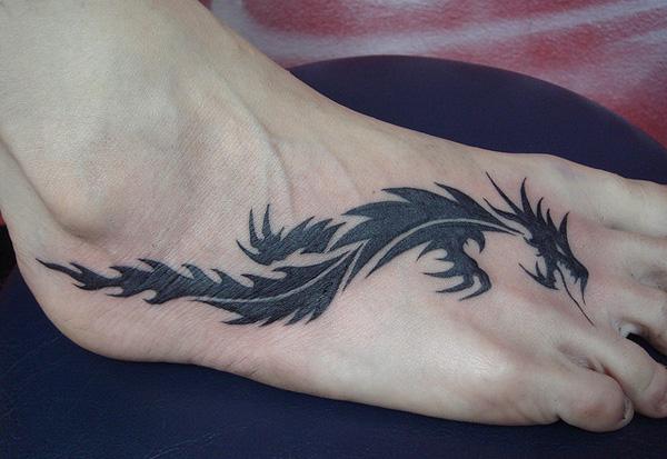 Schwarzer Drache Tattoo im Tribal-Stil