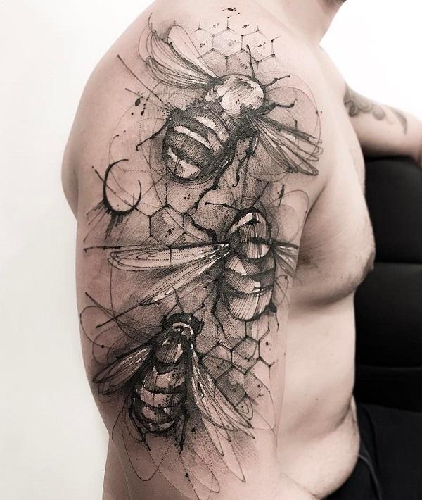 Großes Viertelärmel Tattoo mit Bienen auf Waben