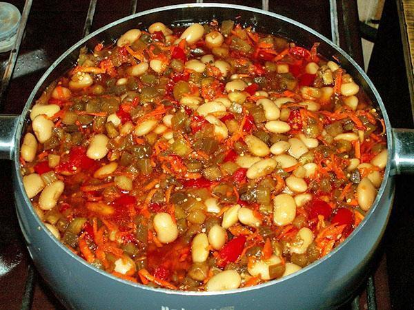 guiso de berenjenas y ensalada de frijoles