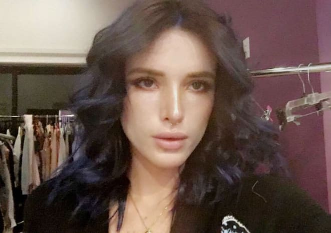 (Bella Thorne s nosní přepážkou na displeji. Foto: Bella Thorne/Snapchat) Thorne je jen jednou z mála celebrit, které v poslední době přijaly odlišnost červeného inkoustu, další je Kylie Jenner, která má roztroušenou řadu červeně zbarvených tetování napříč jejím tělem, včetně malého červeného srdcového obrysu na zadní straně paže, fonetického hláskování slova „zdravý rozum“ na boku, jména její babičky „Mary Jo“ na paži a skřehotavého „M ”Tetování na jejím malíčkovém prstu. Když se jí jeden z jejích následovníků na Twitteru zeptal na důvody jejího červeného inkoustu, Jenner odpověděl: „Protože červená je jiná.“