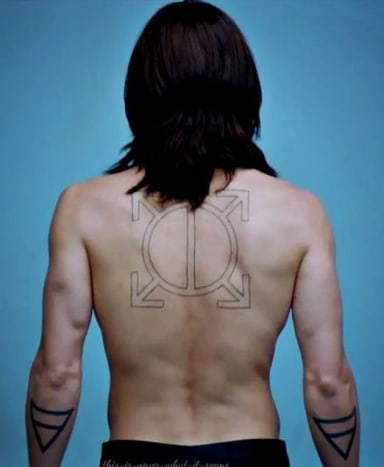 Bevor Jared Leto für seine Rolle im Dallas Buyers Club den Oscar gewann, wurde er als Leadsänger in Thirty Seconds to Mars zu musikalischem Ruhm. Eine vierfache Bedrohung in Gesang, Songwriting, Schauspielerei und Regie; Leto hat seinen Anteil an Tattoos, um seine erfolgreiche Karriere in Hollywood zu repräsentieren. Er hat das Symbol des Orbis Epsilon, das ein Schlüsselsymbol für die Band ist und Leto gibt an, dass er das Tattoo bekam, nachdem er 1 Million Twitter-Follower erreicht hatte. Leto hat auch eine Glyphe an seinem Handgelenk und die Echelon