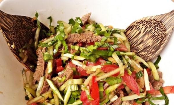 Ensalada abundante con carne