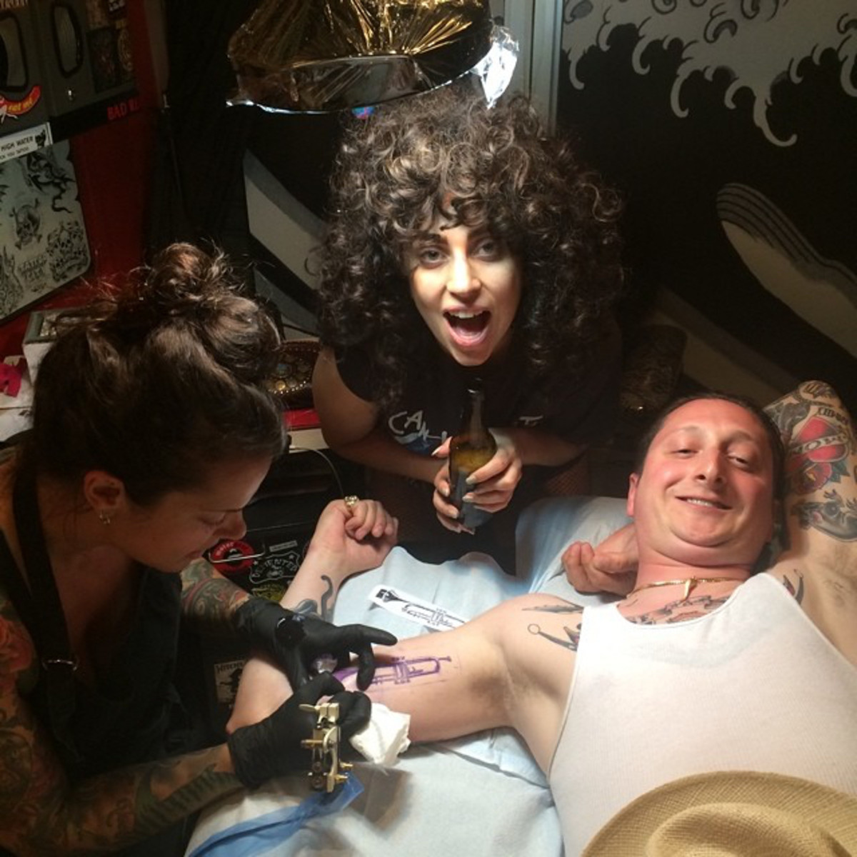 Lady GaGa und Brian bekamen passende Trompeten-Tattoos von Tony Bennett.