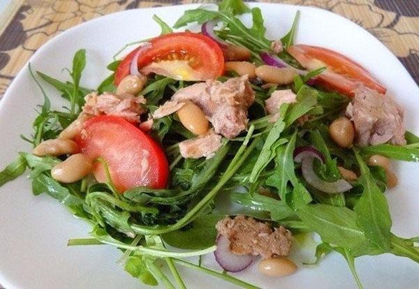 ensalada con rúcula y atún