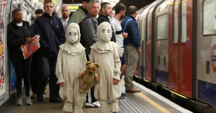 Foto über youtubeZwei mysteriöse Zwillinge, die den Charakteren aus Miss Peregrines Heim für seltsame Kinder ähneln, wurden in der Londoner U-Bahn gesichtet.