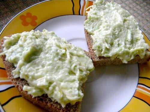 pâtes à l'avocat au fromage et à l'ail