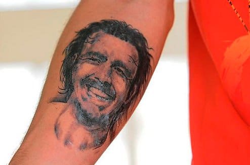 Gaston Pereiro ist ein 19-jähriger Spieler in der Nationalmannschaft von Uruguay. Pereiro hat ein Tattoo von einem seiner Idole, Alvaro Recoba, auf seinem Arm. Das Lustige ist, dass Pereiro jetzt neben dem 38-jährigen Mittelfeldspieler spielt.