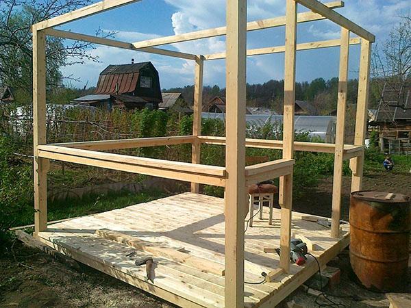 installation de la charpente d'un gazebo en bois