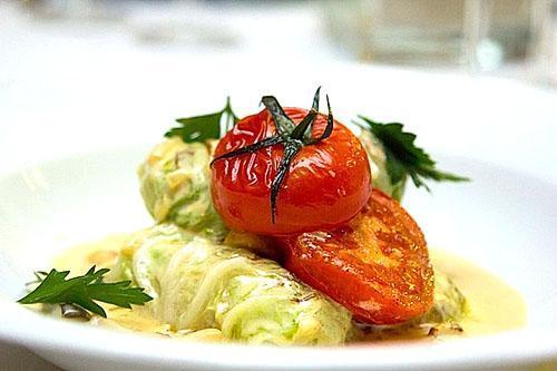 rollitos de col rellenos con salsa de champiñones