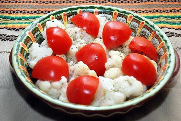 poner repollo, tomates en un molde