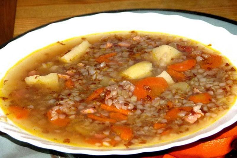 sopa dietética con trigo sarraceno y verduras