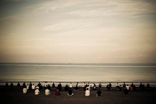 In einem verdeckten Trainingslager stellen sich junge Yakuza-Rekruten jeden Morgen um 5.00 Uhr am Strand auf, um einen Moment der Meditation zu verbringen, angeführt von Meister Samurai-Schwertkämpfer Nakata Sensei, bevor sie ihre tägliche Trainingsroutine aus Nahkampf, Bodyguard-Training und beginnen Messerpraxis - 2009