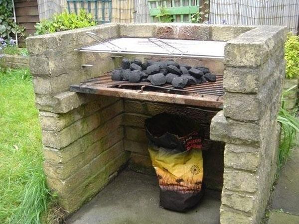 barbacoa de piedra en el campo
