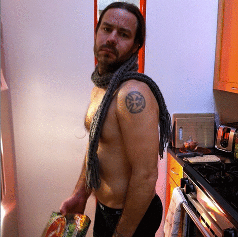 Chris Pontius ist auch mit seinen anderen Jackass-Stars auf Tour und er trägt immer noch das Nötigste: Hier gibt es keine Beschwerden, Partyboy. Interview mit InkedHERE