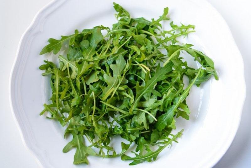 préparer une salade de roquette