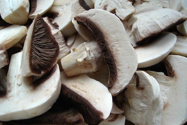 laver et hacher les champignons