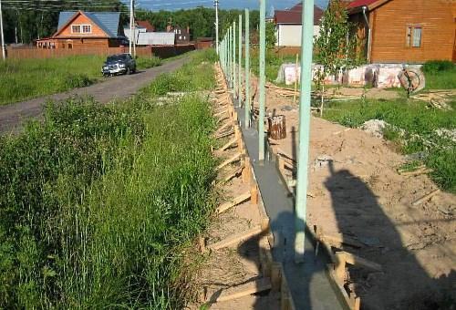 Nous remplissons les fondations de la clôture du pays
