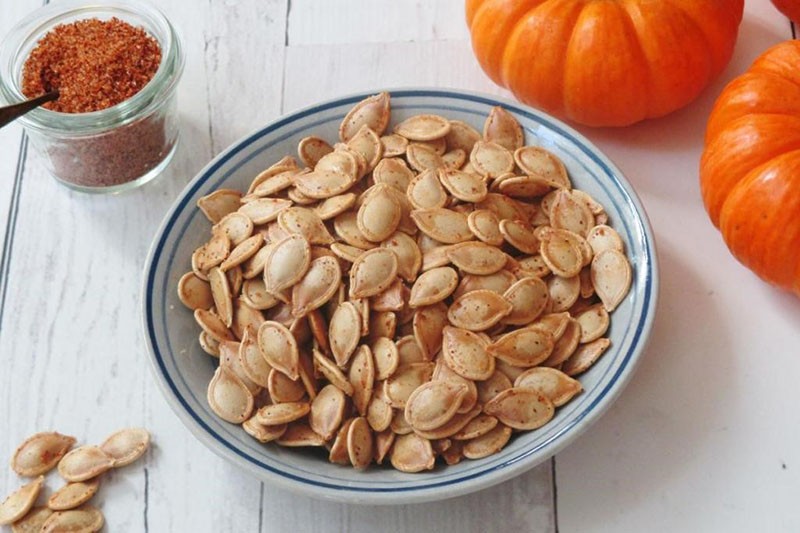 semillas de calabaza secas en una secadora casera