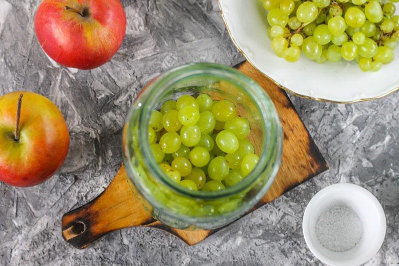 llenar frascos con uvas y manzanas