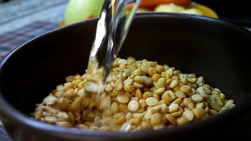 vierta agua sobre los guisantes