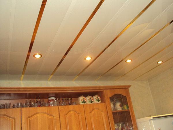 plafond en panneaux de plastique