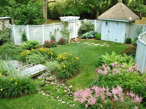 decorar un arroyo seco con plantas