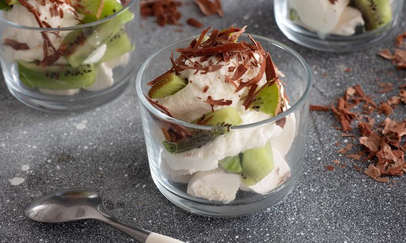 guimauve et dessert aux fruits dans un verre