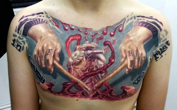 Tattoo von Kobay Kronik.„Am Anfang meiner Karriere wollte ich immer fotorealistische Arbeiten machen und habe im Laufe der Jahre viele fotorealistische Tattoos gemacht“, erklärt der zyprische Künstler, „aber jetzt kombiniere ich lieber realistische Fotos mit meinem Sinn für Kunst.“