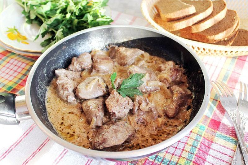 foie de poulet épicé frit avec oignons à la crème sure