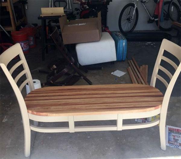 un banc de vieilles chaises est prêt