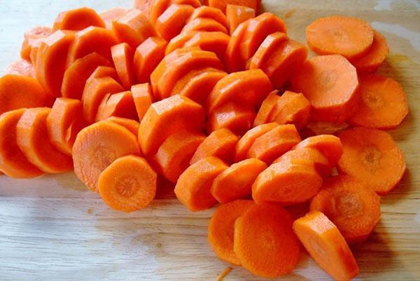 couper les carottes en rondelles