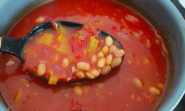 sopa de frijoles en una olla de cocción lenta