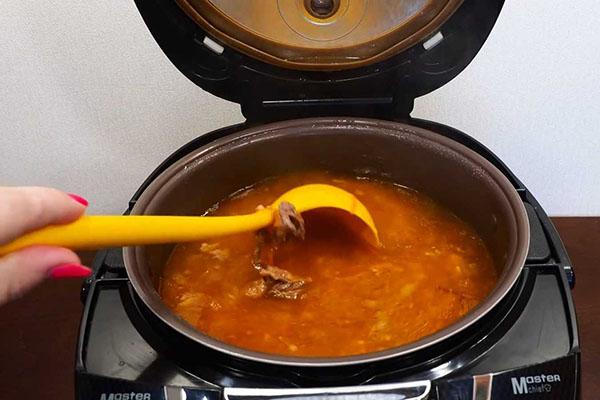 cocinar sopa en una olla de cocción lenta