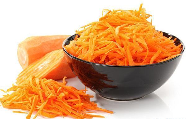 râper les carottes pour la salade chinoise