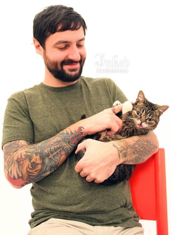 Lil Bub und ihr Typ Mike Bridavsky besuchen das Inked Office in NYC.