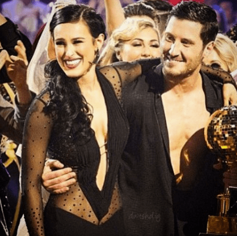 Rumer Willis und Tanzpartner Val Chmerkovskiy mit ihrem gespiegelten Ballpokal nach dem Sieg