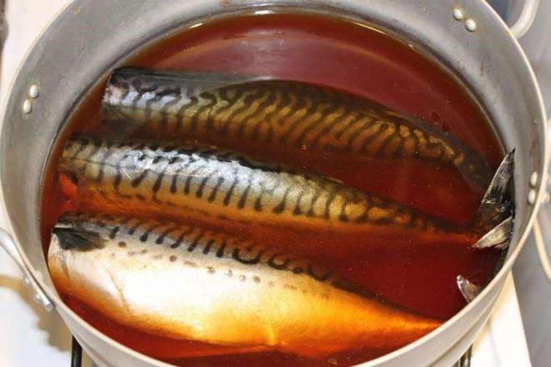 mettre le poisson dans le bouillon d'oignon