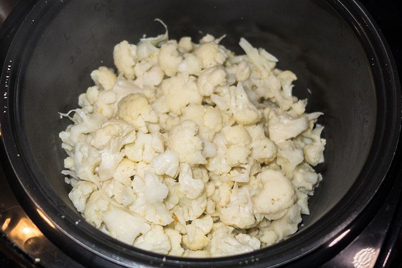 cocinar coliflor en una olla de cocción lenta