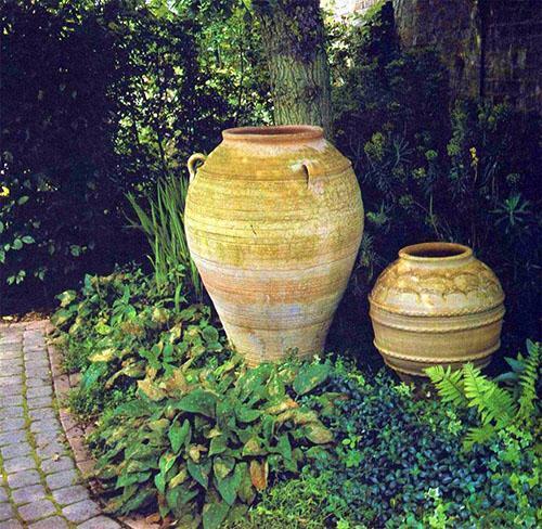decorar el jardín con macetas y jarrones
