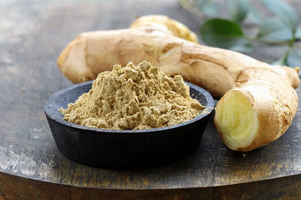 La poudre de gingembre est ajoutée à la nourriture