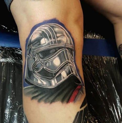 Captain Phasma ist einer der am meisten erwarteten Charaktere im neuen Film. Jose Guevara hat großartige Arbeit geleistet, um sie in diesem Tattoo zum Leben zu erwecken.